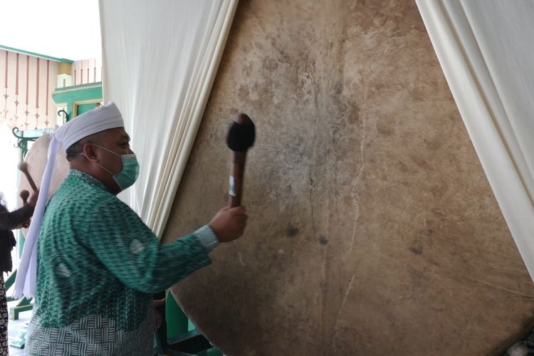 Pemukulan bedug pada saat prosesi Dugderan menyambut bulan Ramadan digelar di Masjid Agung Semarang, Kamis (23/4/2020)