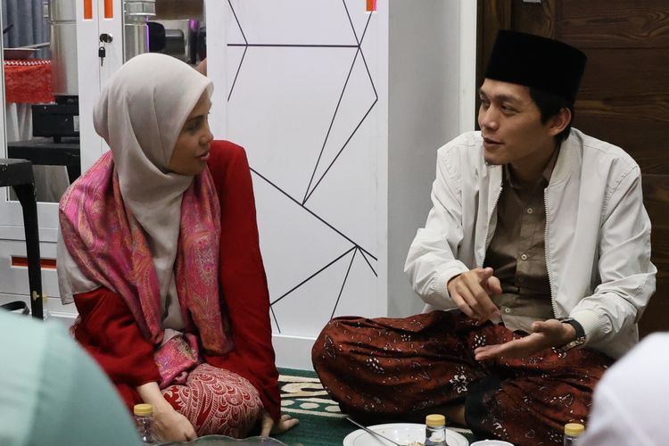 Kiai kondang dari Jawa Timur Muhammad Iqdam atau Gus Iqdam memberikan 'ijazah' kepada istri capres nomor urut 3 Ganjar Pranowo, Siti Atikoh Supriyanti untuk membantu suaminya memenangkan Pilpres 2024, Senin (18/12/2023).