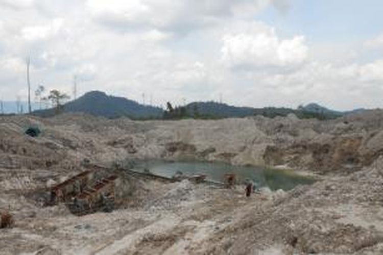 Salah satu lokasi tambang ilegal yang ditertibkan di lokasi lapangan tembak milik Rindam XII/TPR, di Pangkalan Batu,Singkawang,Kalimantan Barat, Sabtu (21/9/2013)