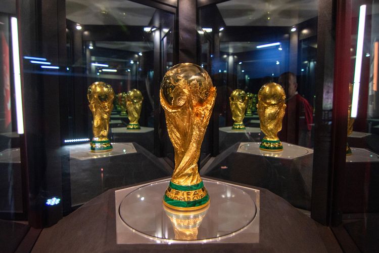 Foto yang diambil pada 28 Februari 2026 menunjukkan trofi Piala Dunia yang dipamerkan selama Tur Trofi Piala Dunia FIFA di Guadalajara, Jalisco, Meksiko, pada 28 Februari 2026.