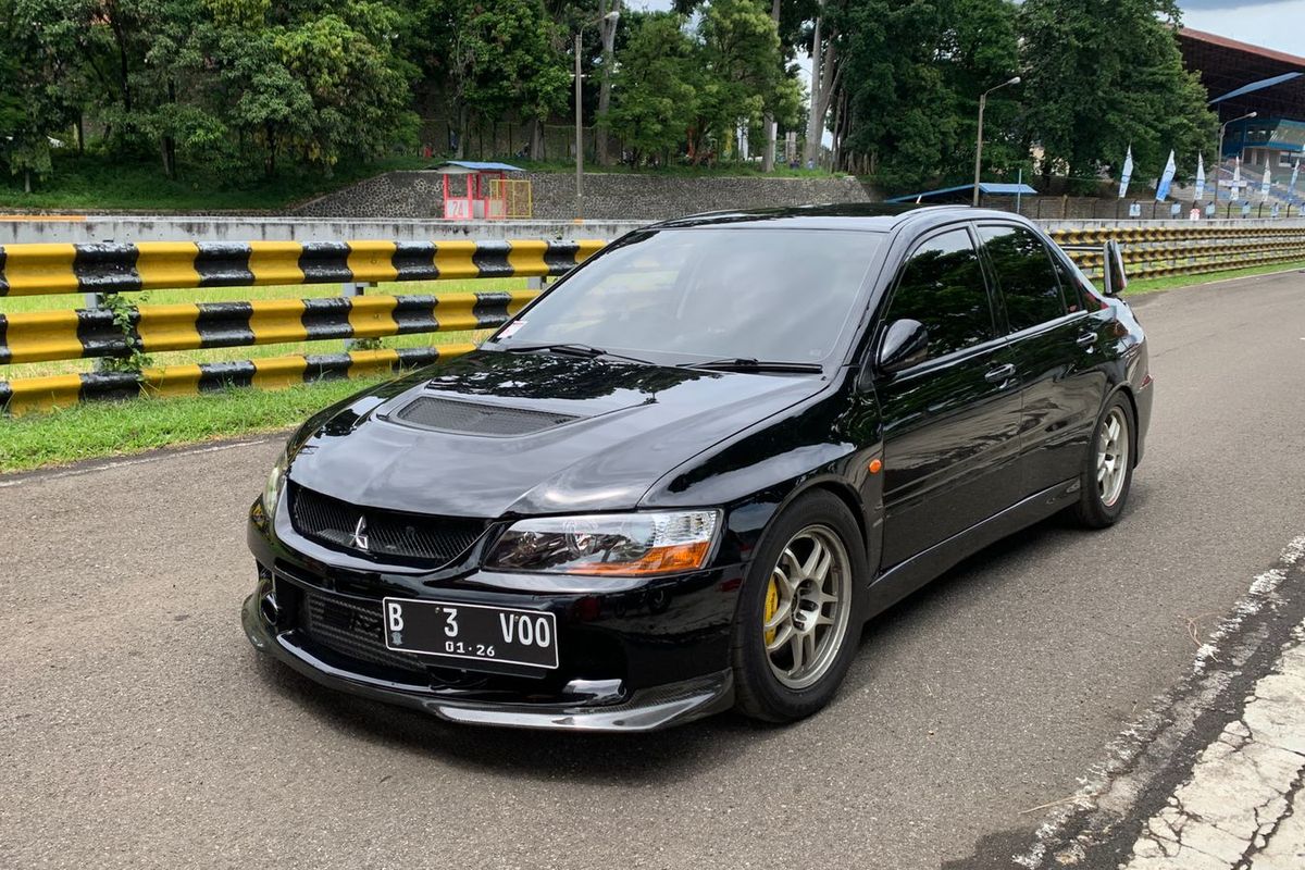 Ilustrasi Mitsubishi Lancer Evolution di Sirkuit Sentul.