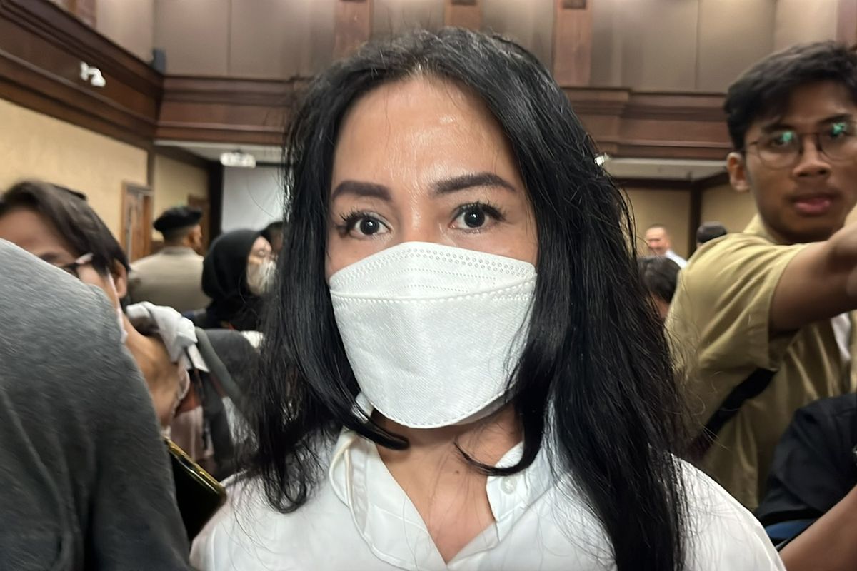 Istri mantan Kepala Bagian Umum Direktorat Jenderal Pajak (DJP) Kantor Wilayah (Kanwil) Jakarta Selatan, Rafael Alun Trisambodo, Ernie Mieke Torondek saat ditemui di Pengadilan Tipikor Jakarta, Rabu (30/8/2023).