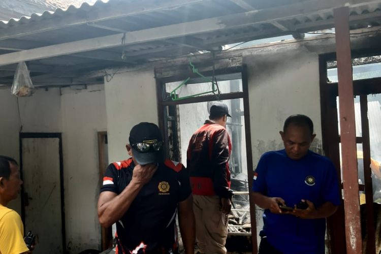 Foto: Kebakaran terjadi di Kampung Karang Rejo, Desa Alas Malang, Kecamatan Panarukan, Kabupaten Situbondo, Provinsi Jawa Timur pada Sabtu (17/5/2025). 