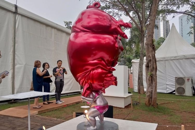 Patung karya Anggar Prasetyo berjudul ?Life Balance #5 (2023) di Art jakarta Gardens 2023