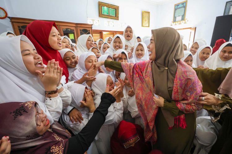 Siti Atikoh Supriyanti, istri calon Presiden RI 2024 Ganjar Pranowo menyambangi Pondok Pesantren Ma'ahidul Irfan, Soropaten Gandusari, Bandongan, Magelang, Kamis (28/12/2023). 