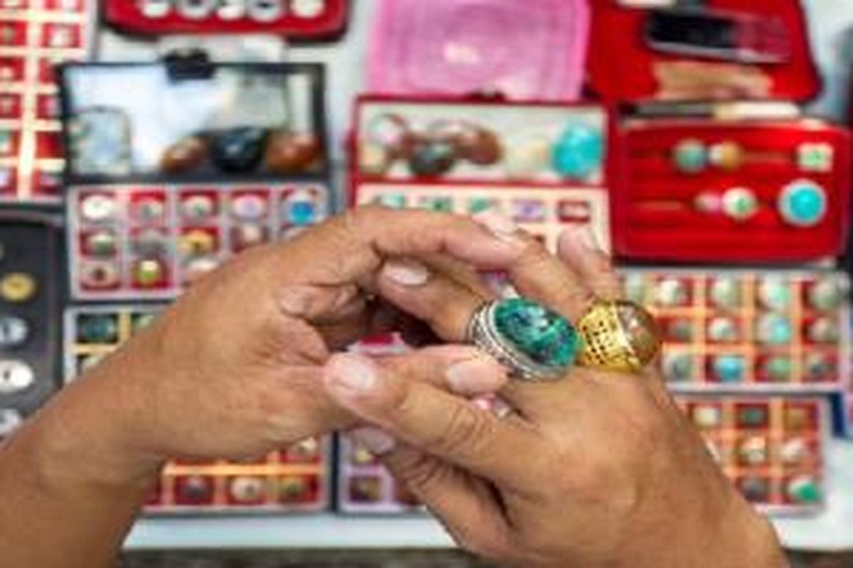 Banyak warga mengincar batu mulia terbaik meski sulit mendapatkannya. Misalnya dengan rela pergi ke luar kota atau membayar mahal batu akik incarannya.