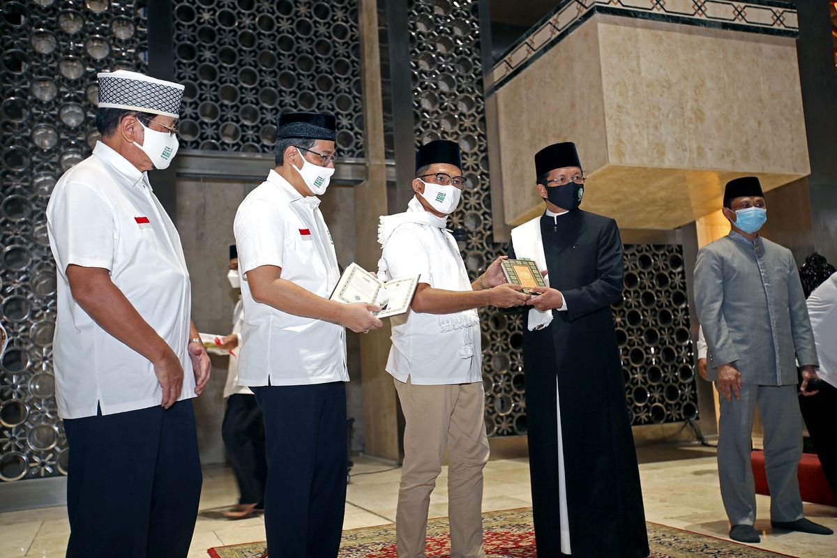Penyerahan 3.000 mushaf Alquran dari Yayasan Muslim Sinar Mas bagi Badan Pelaksana Pengelola Masjid Istiqlal, yang diterima oleh Imam Besar Masjid Istiqlal, KH Nasaruddin Umar.