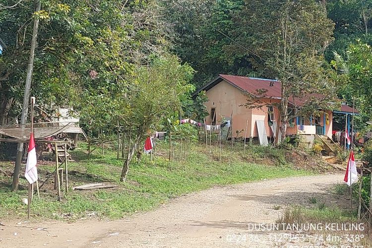 Protes Tambang Ilegal, Warga Kapuas Hulu Kibarkan Bendera Setengah Tiang Jelang HUT ke-80 RI