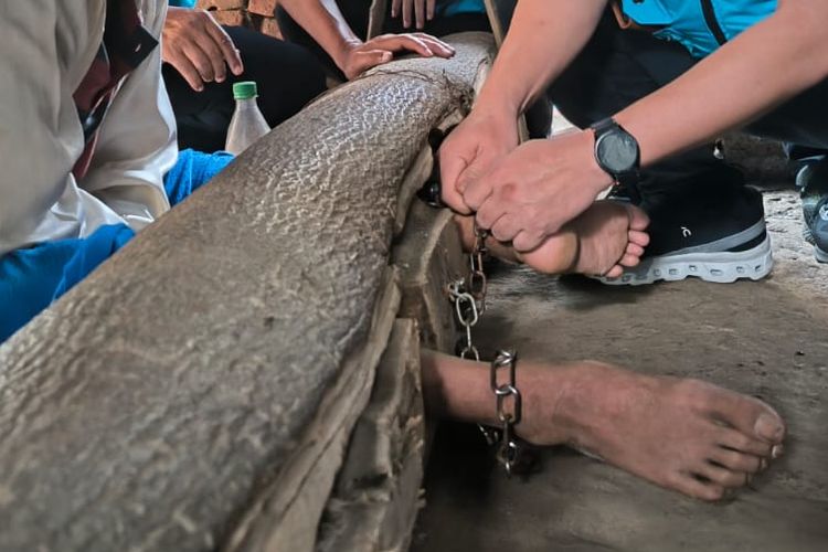 Tangis Haru Ibu Iringi Kebebasan Remaja ODGJ Dipasung di Jember