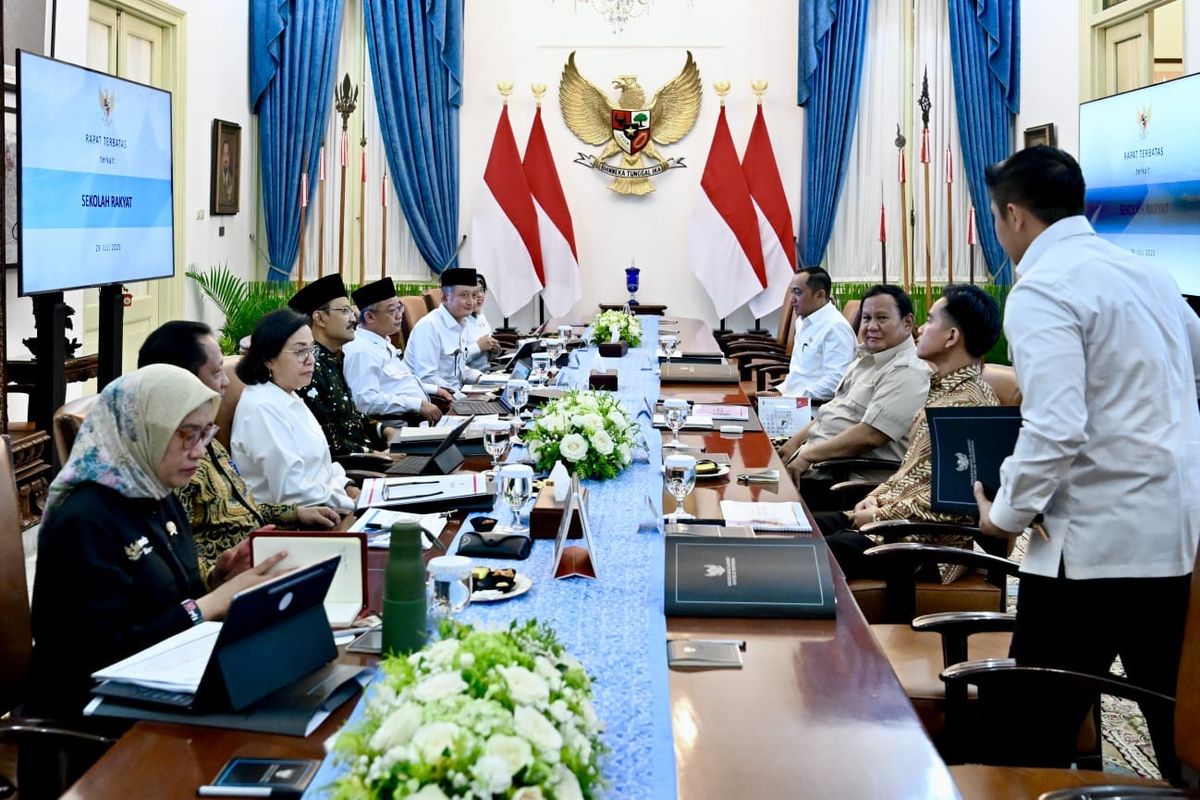 Menteri PANRB Rini Widyantini menyampaikan laporan kepada Presiden Prabowo Subianto terkait perkembangan penataan kelembagaan dan pemenuhan guru untuk Sekolah Rakyat, di Istana Negara, Jakarta, Selasa (29/7/2025).

