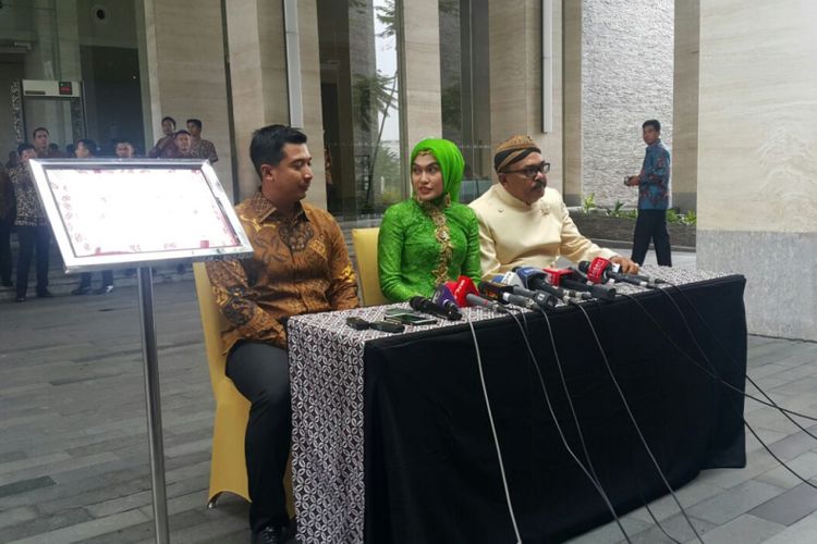 Perwakilan Keluarga Bobby Nasution menyampaikan penjelasan seusai mengikuti siraman mempelai pria di Hotel Alila Solo, Selasa (7/11/2017) siang.