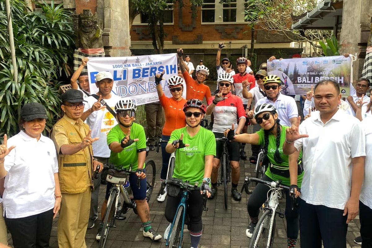 Tiga perempuan asal bali bersepeda dari Denpasar hingga Jakarta untuk mengampanyekan hidup sehat dan mengurangi emisi.