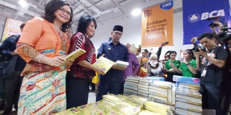 Gubernur Jawa Barat Ridwan Kamil tengah melihat-lihat buku di Big Bad Wolf Bandung, Kamis (27/6/2019).