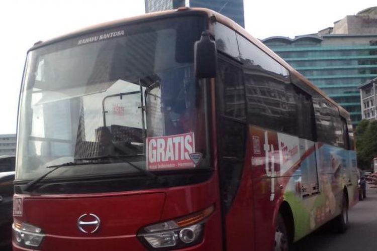 Transjakarta gratis bagi pengendara motor yang dilarang melalui Jalan M.H Thamrin. 