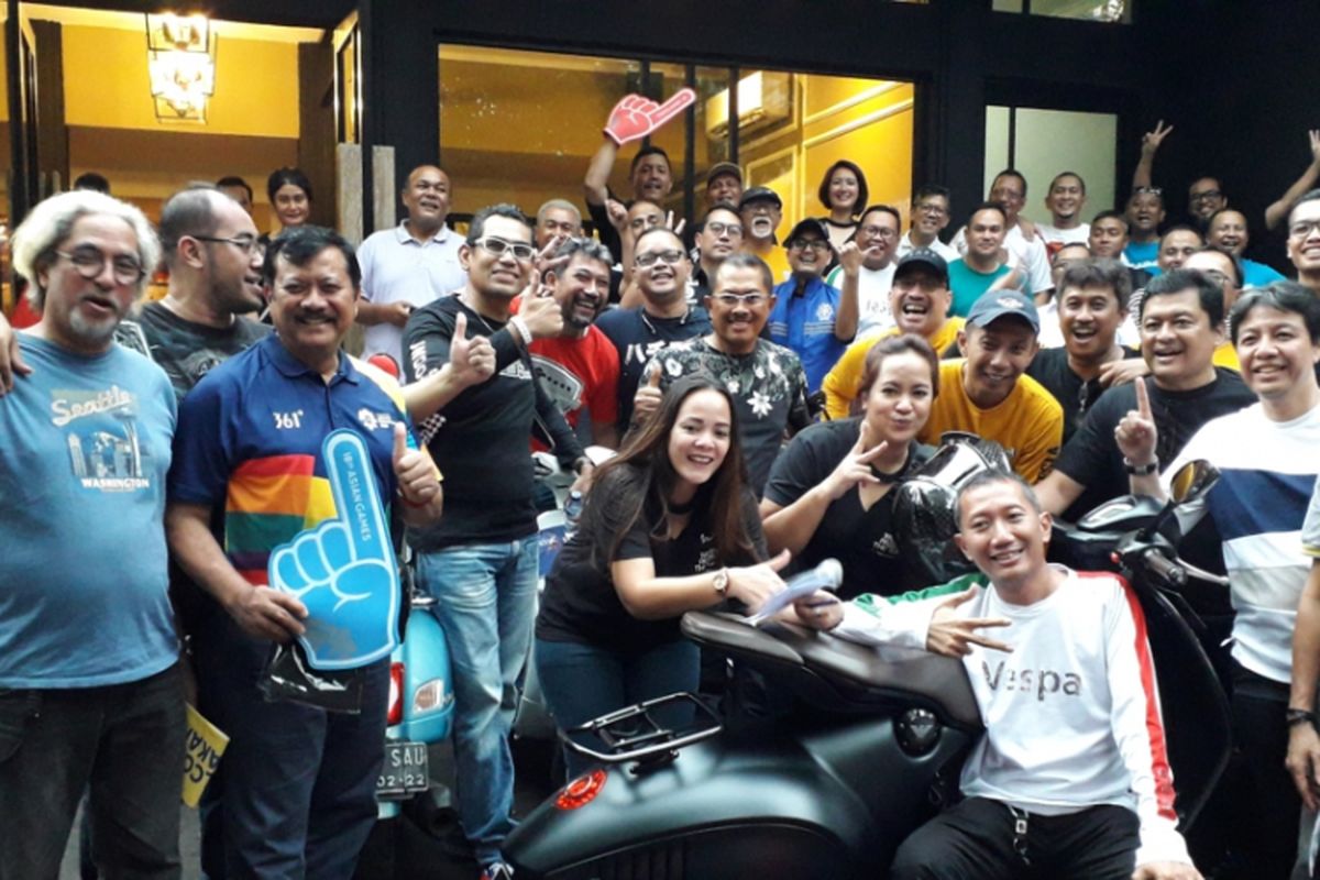 Komjen (Purn) Nanan Soekarna bersama para anggota gabungan komunitas Vespa yang akan mengawal pawai obor atau torch relay Asian Games di Jakarta pada 15 dan 16 Agustis 2018.