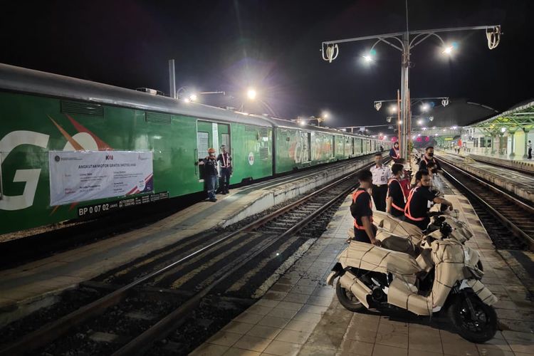 KA motis Lebaran 2023 di Stasiun Purwokerto, Jawa Tengah.