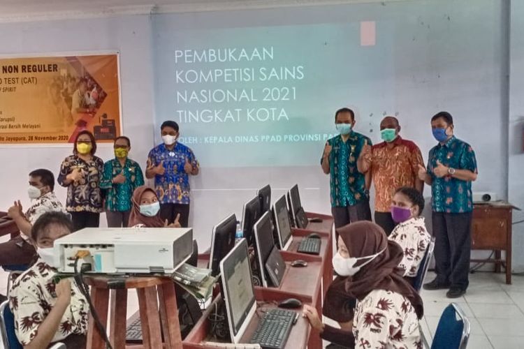 Kepala Dinas Pendidikan, Perpustakaan dan Arsip Daerah Lukas Chritian Sohilait dan Kasi Peserta Didik SMA, Dinas Provinsi Papua August Nirahua saat membuka secara langsung seleksi KSN-K 2021 di SMKN 2 Papua (3/5/2021).