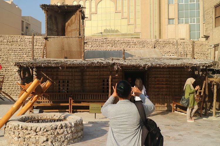 Wisatawan tengah memotret rumah Tradisional masyarakat Semanjung Arab yang menjadi koleksi Dubai Museum di Dubai, Uni Emirat Arab. 