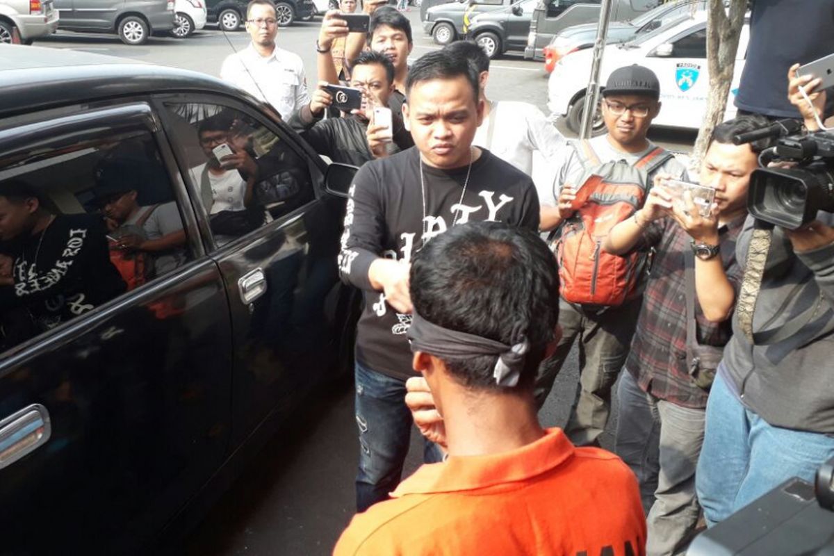 Yakup (37), pencuri bermodus pecah kaca mobil di Cilandak ditahan di Mapolrestro Jakarta Selatan, Kamis (27/7/2017).