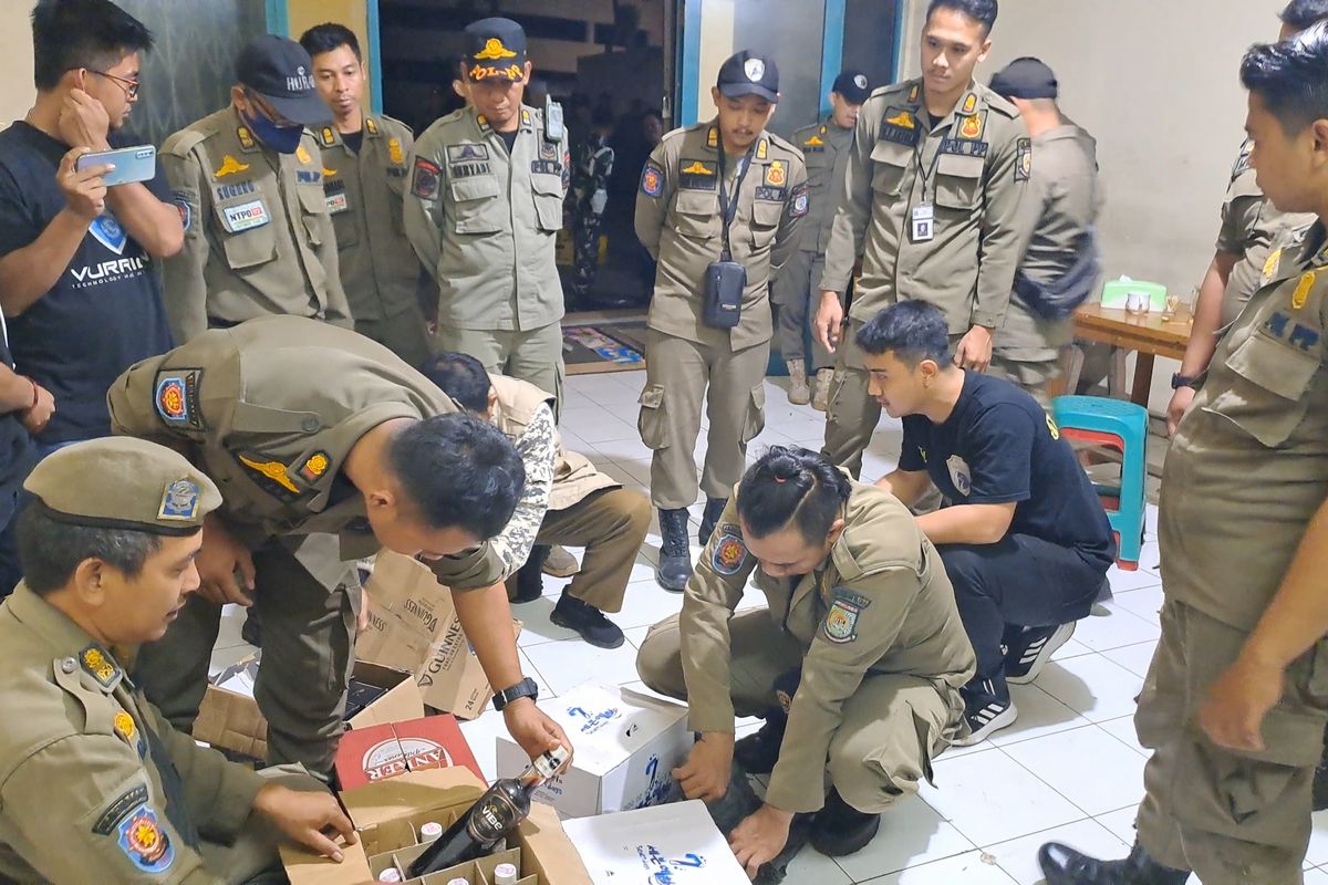 Satuan Polisi Pamong Praja (Satpol PP) Tangerang Selatan (Tangsel) menggelar razia ke beberapa kafe selama 12 hari bulan Ramadhan 2024. 