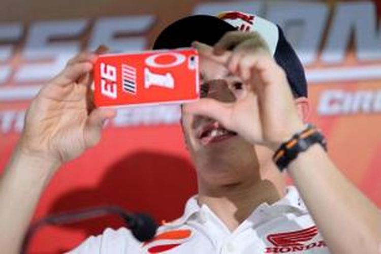 Juara dunia MotoGP, Marc Marquez saat jumpa pers di Sirkuit Sentul, Bogor, Jawa Barat, Selasa (21/10/2014). Marc Marquez dan rekan satu timnya Dani Pedrosa untuk pertama kalinya memacu Honda RCV bermesin balap MotoGP.