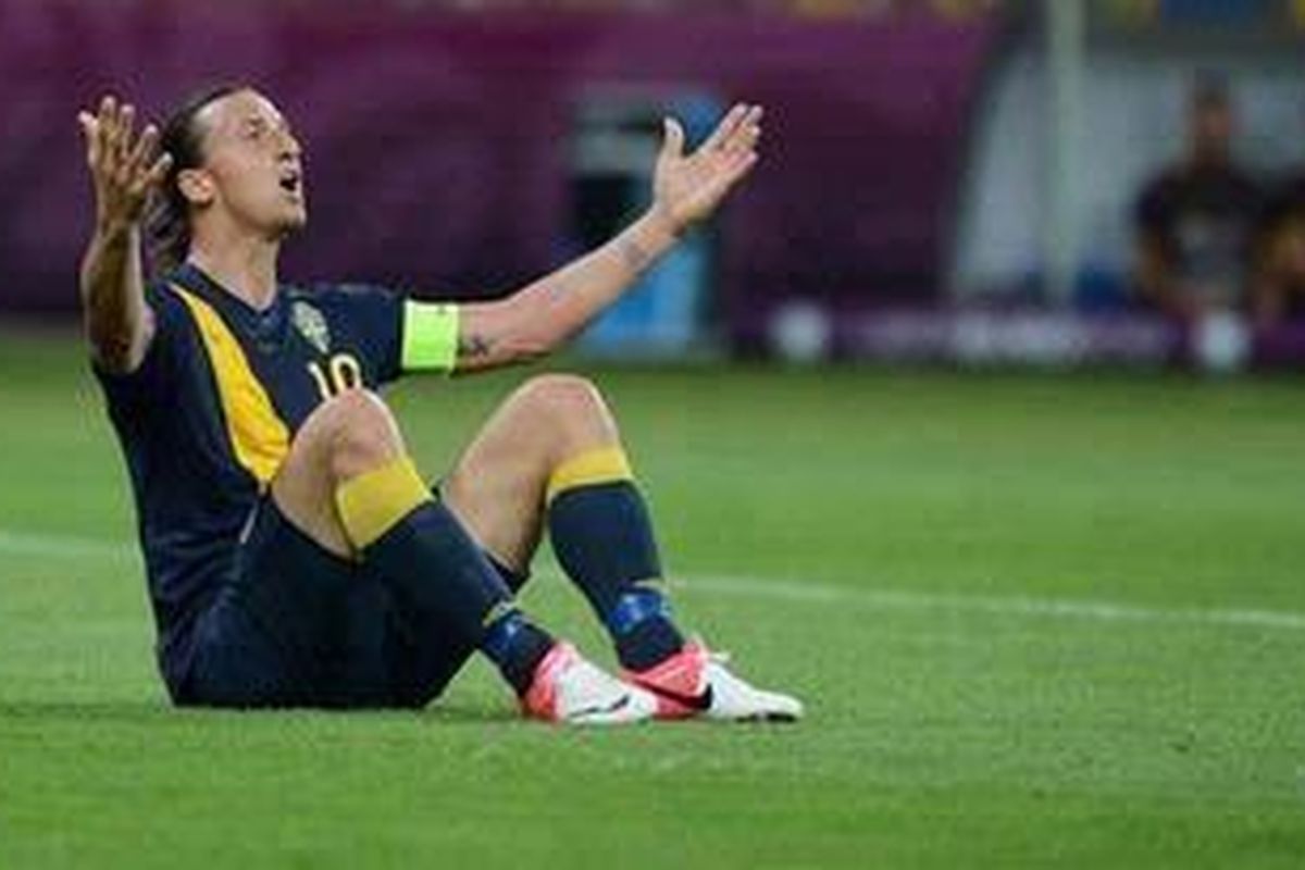 Bomber Swedia Zlatan Ibrahimovic bereaksi setelah gagal memanfaatkan peluang dalam pertandingan melawan tuan rumah Ukraina dalam fase penyisihan Grup D, Senin (11/6/2012), di Stadion Olimpiade, Kyiv.