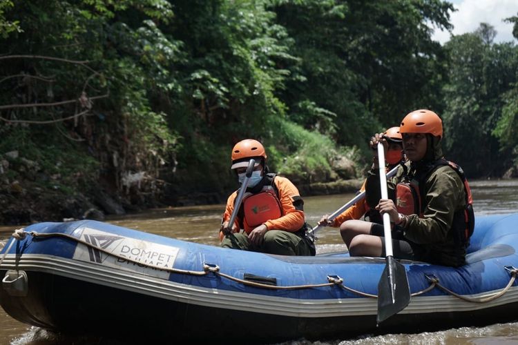 Tim Relawan Disaster Management Center (DMC) Dompet Dhuafa, menggelar susur Sungai Ciliwung, Kramatjati, Jakarta Timur. Langkah tersebut sebagai upaya mengajak masyarakat memperhatikan dan mencintai lingkungan, sekaligus memperingati Hari Air Sedunia.