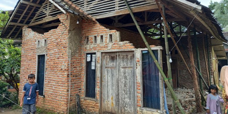 Salah satu rumah yang rusak karena terdampak gempa M 6,6 di Kecamatan Munjul, Kabupaten Pandeglang, Provinsi Banten.