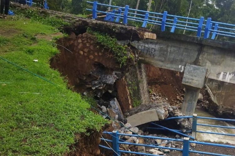 Jembatan kembar penghubung Desa Girimulyo dan Desa Kragilan ambrol. Akibatnya akses warga dari dua desa tersebut terhambat. 