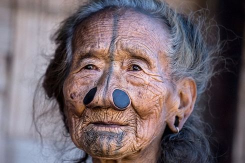 Tato Wajah, Sumbat Hidung: Tradisi Menolak Cantik Suku Apatani India  