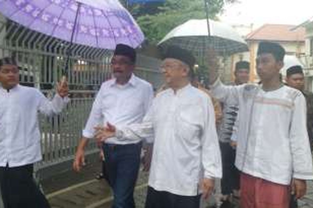Cawagub DKI Djarot Saiful Hidayat dan tokoh NU Salahuddin Wahid atau Gus Sholah di Pesantren Tebuireng, Jombang, Jumat (11/11/2016). 