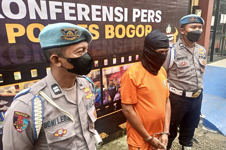 Satu dari dua pelaku perampokan ditahan di Mapolres Bogor, Cibinong, Kabupaten Bogor, Jawa Barat, Rabu (6/7/2022).