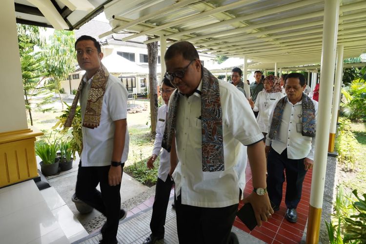Menteri Sosial Juliari P. Batubara didampingi Sekjen dan Kepala BP3S, saat berkunjung ke BBPPKS Yogyakarta.
