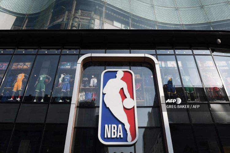 Logo NBA terpampang di toko resmi di Beijing, China. Muncul dorongan agar NBA mengganti logo yang telah dipakai sejak 1969 tersebut dengan siluet Kobe Bryant yang tewas dalam sebuah kecelakaan helikopter pada Minggu (26/1/2020) pagi waktu setempat.