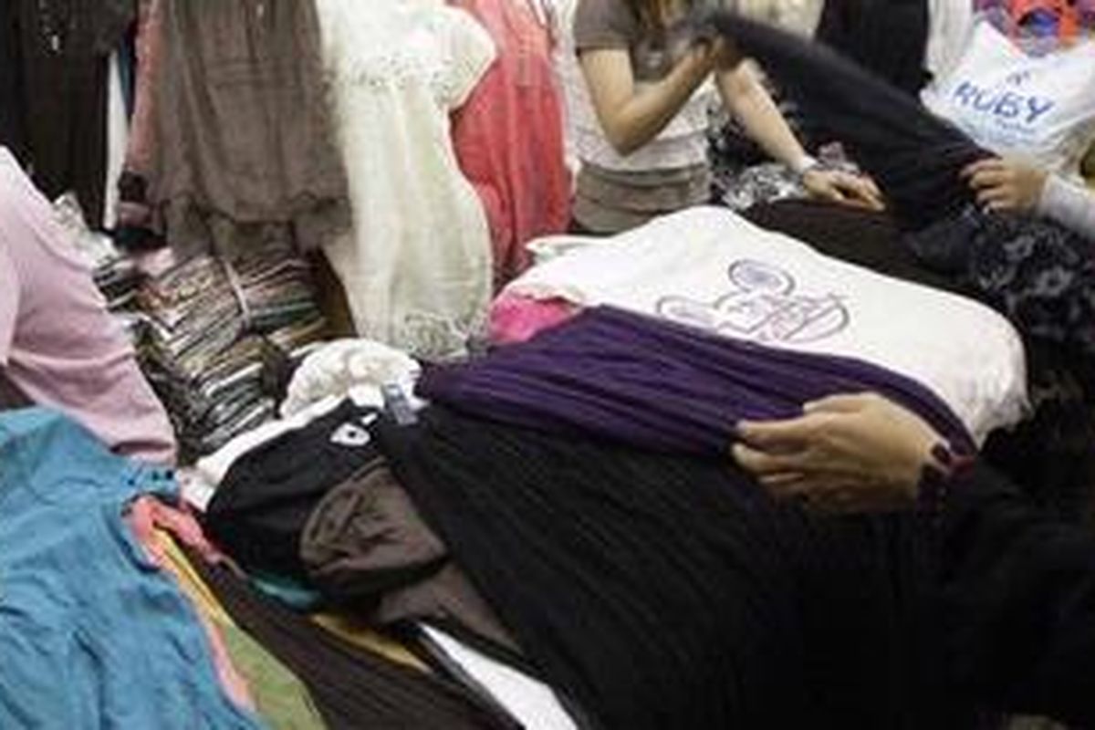 Ilustrasi: Suasana perdagangan garmen produski China di salah satu los Pasar Tanah Abang Blok A, Jakarta, Selasa (4/8/2009). 