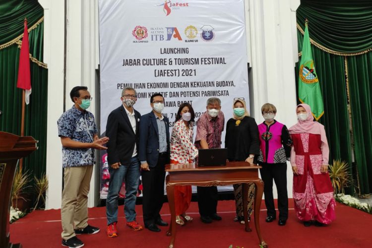 Sejumlah organisasi Ikatan alumni universitas di Jawa Barat akan menggelar Jabar Culture and Tourism Festival (JaFest) 2021 pada 20-24 Maret 2021 secara daring. Kolaborasi kegiatan itu merupakan upaya dan langkah strategis pelestarian budaya dan pemulihan ekonomi yang terpuruk akibat pandemi Covid-19.