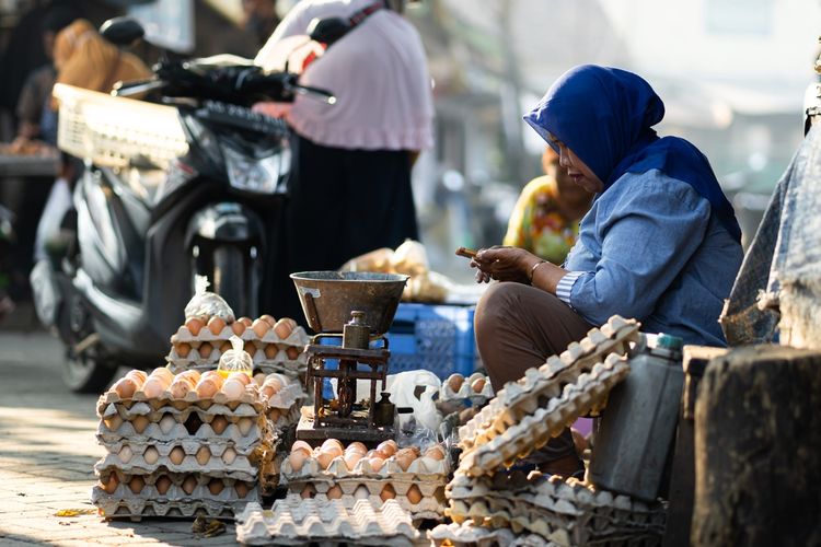 Ilustrasi telur. Harga telur di Ciamis masih Rp 32.000 per kg, padahal peternak sudah turunkan harga, Senin (22/8/2022).