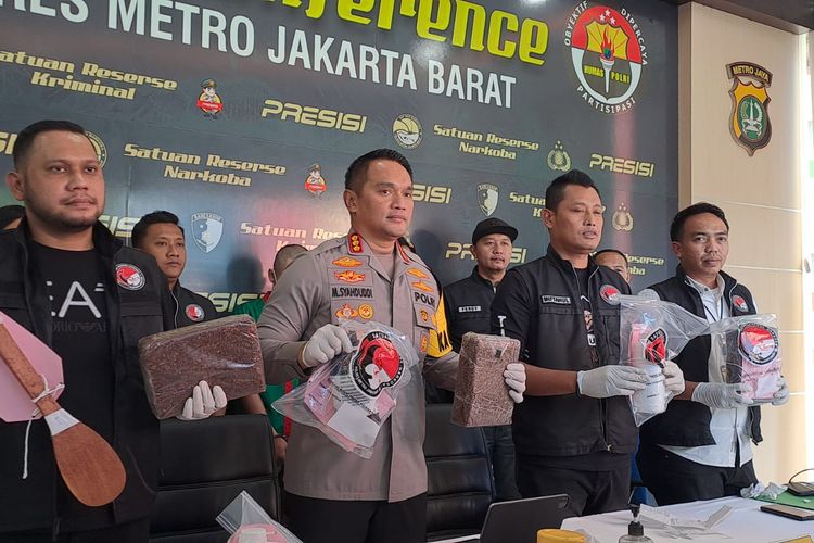 Rilis pers kasus penjualan narkotika jenis tembakau sintetis di Polres Metro Jakarta Barat, Rabu (20/12/2023). Dalam rilis pers tersebut, polisi menangkap pria berinisial DA (22) yang memproduksi tembakau sintetis hingga ratusan kilogram.