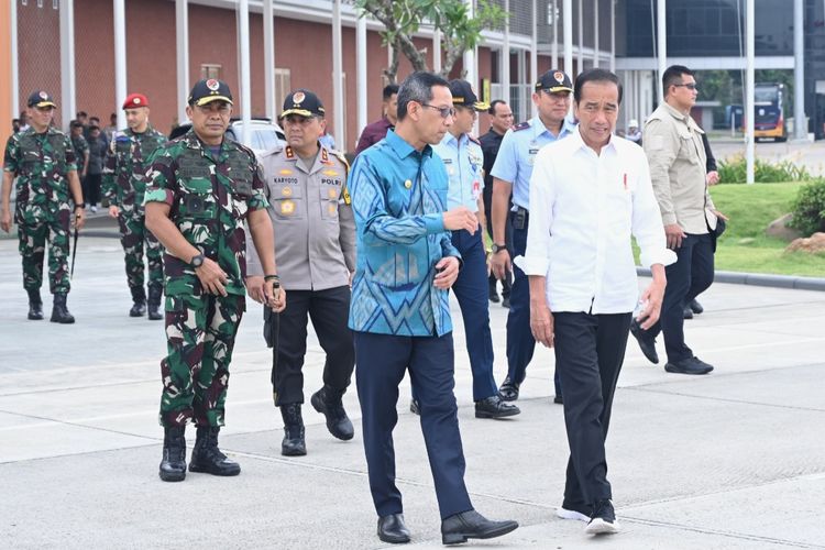 Presiden Joko Widodo saat akan berangkat kunker ke Kabupaten Banyuwangi, Jawa Timur, Senin (30/4/2024).