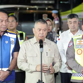 Menhub Dudy Puwagandhi dalam konferensi pers saat meninjau arus lalu lintas H+1 Lebaran di Jasamarga Tollroad Command Center (22/3/2026). 