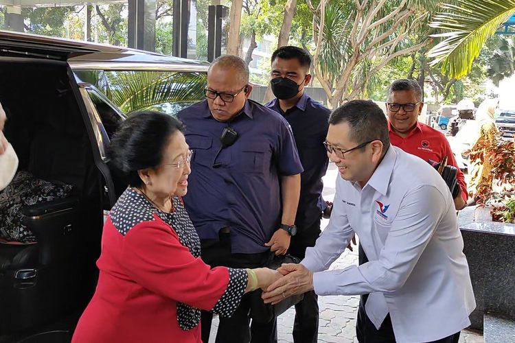 Ketua Umum PDI-P Megawati Soekarnoputri bersalaman dengan Ketum Perindo Hary Tanoesoedibjo di Gedung High End, Jakarta Pusat, Rabu (11/10/2023) untuk mengikuti rapat TPN Ganjar Presiden.