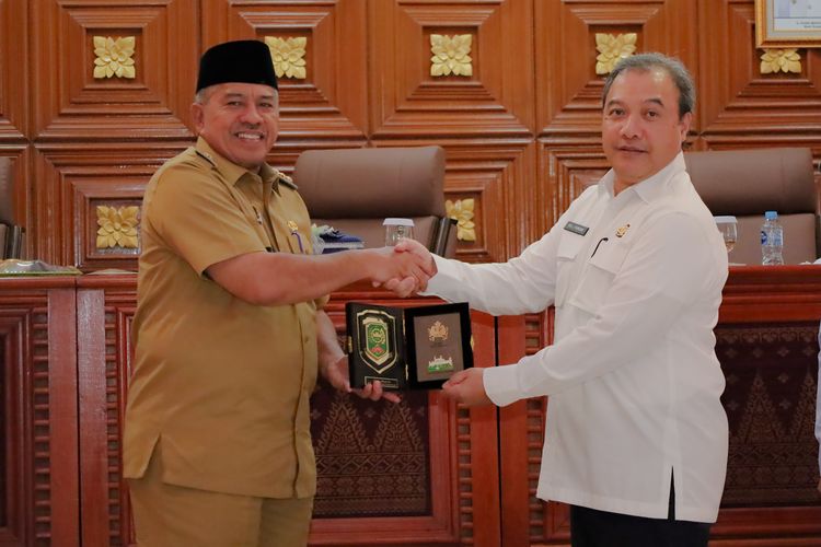 Bupati Siak Alfedri bersalaman dengan Kepala Kejaksaan Negeri (Kejari) Siak Moch Eko joko Purnomo usai menandatangani memorandum of understanding (MoU) di Kantor Bupati Siak, Provinsi Riau, Selasa (20/2/2024). 