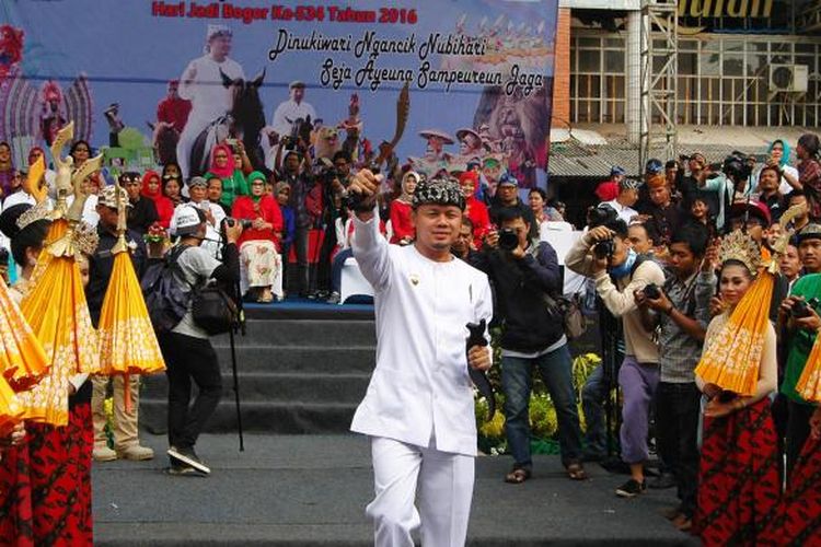 Wali Kota Bogor Bima Arya Sugiarto, saat membuka puncak perayaan Hari Jadi Bogor (HJB) ke-534 yang dipusatkan di Jalan Sudirman, Kota Bogor, Minggu (5/6/2016).