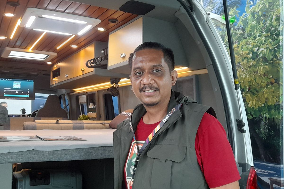 Ketua Indonesia Motorhome Club, Umbu Tedy berpose dengan motorhome miliknya di booth Baze saat IIIMS 2022, Kamis (7/4/2022)