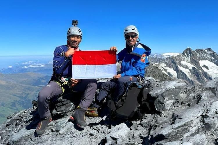 Tim Alpine Trilogy mengibarkan bendera Indonesia di puncak Gunung Eiger, Swiss. 
