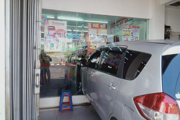 Kondisi mobil Suzuki Ertiga menabrak minimarket di Puncak, Bogor, Jawa Barat, Jumat (10/8/2024).