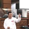 Jelang Sidang, Kuat Ma’ruf Sapa Pengunjung Sidang dengan “Finger Heart”