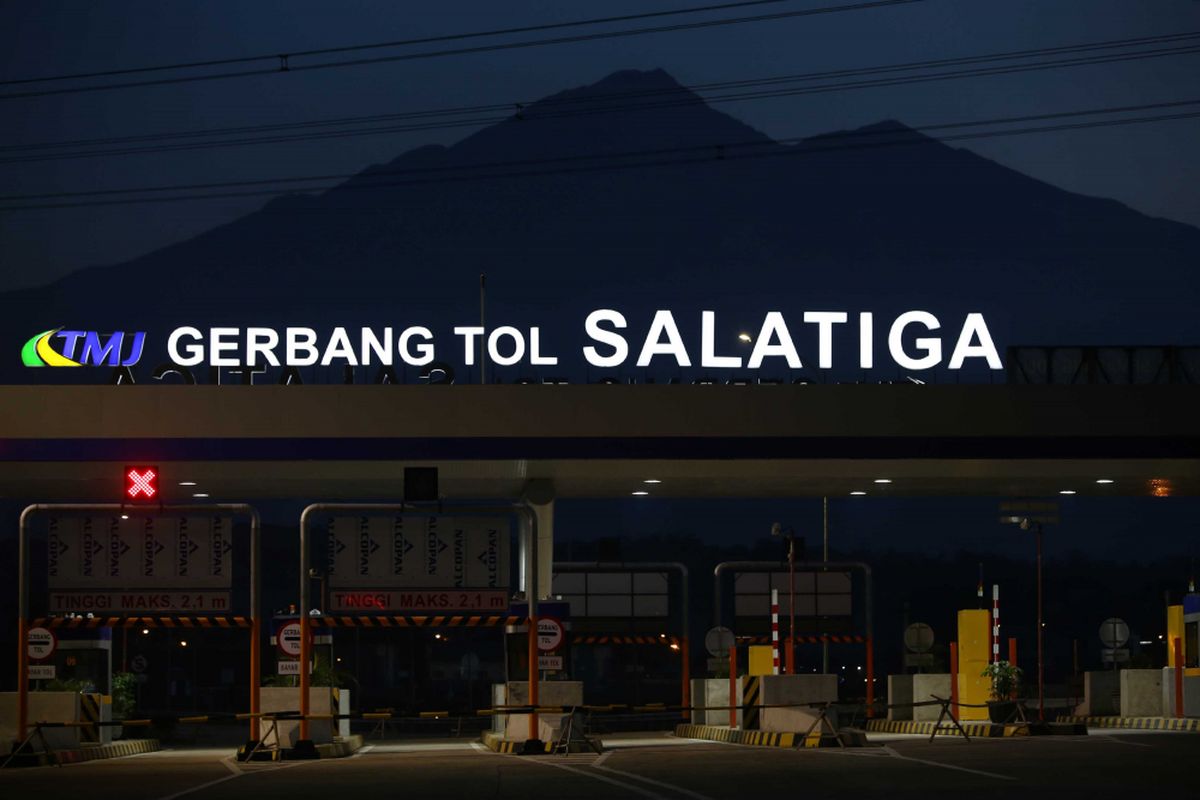 Gerbang Tol (GT) Salatiga Ruas Tol Bawen-Salatiga akan dibuka secara fungsional pada H-7 hingga H+7 Lebaran. Tampak GT Salatiga pada Jumat (16/6/2017) malam.