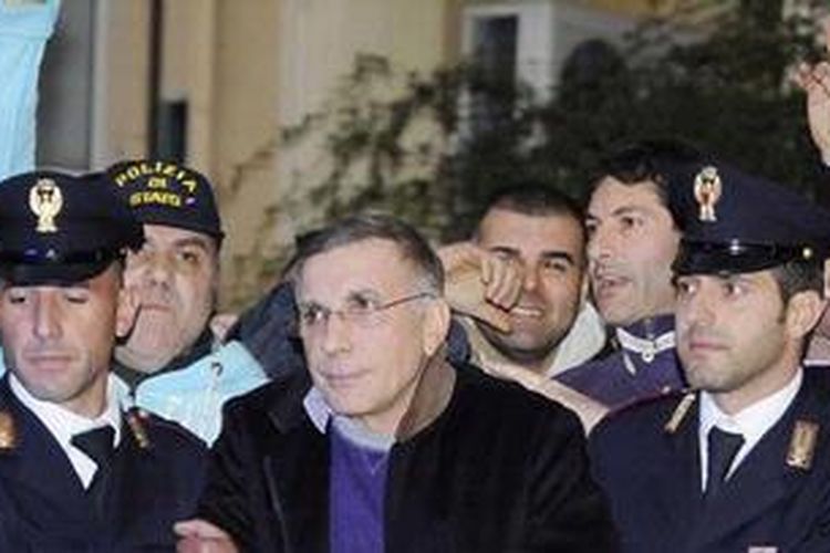 Ilustrasi: Bos mafia Italia Michele Zagaria saat diringkus polisi, Rabu (7/12/2011).