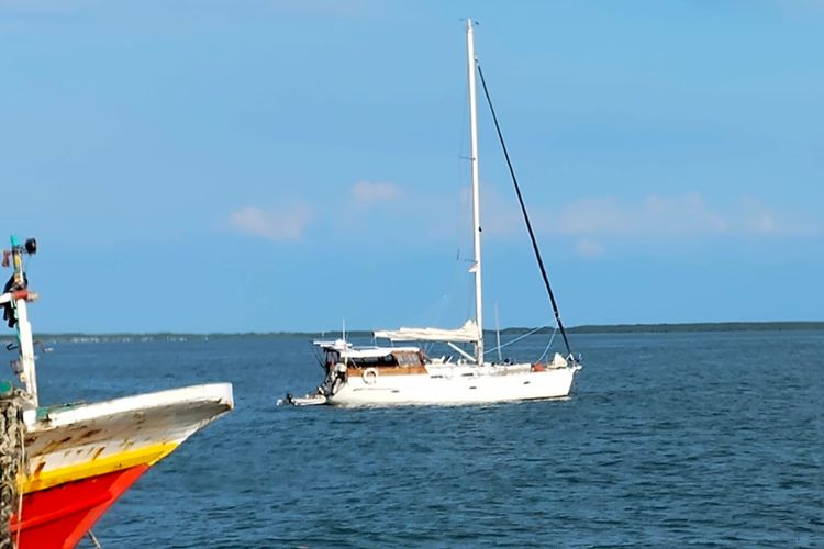 Perahu layar jenis pesiar yang dibawa dua warga Inggris di Pelabuhan Branta Pesisir, Kecamatan Tlanakan, Kabupaten Pamekasan, Senin (1/12/2025)
